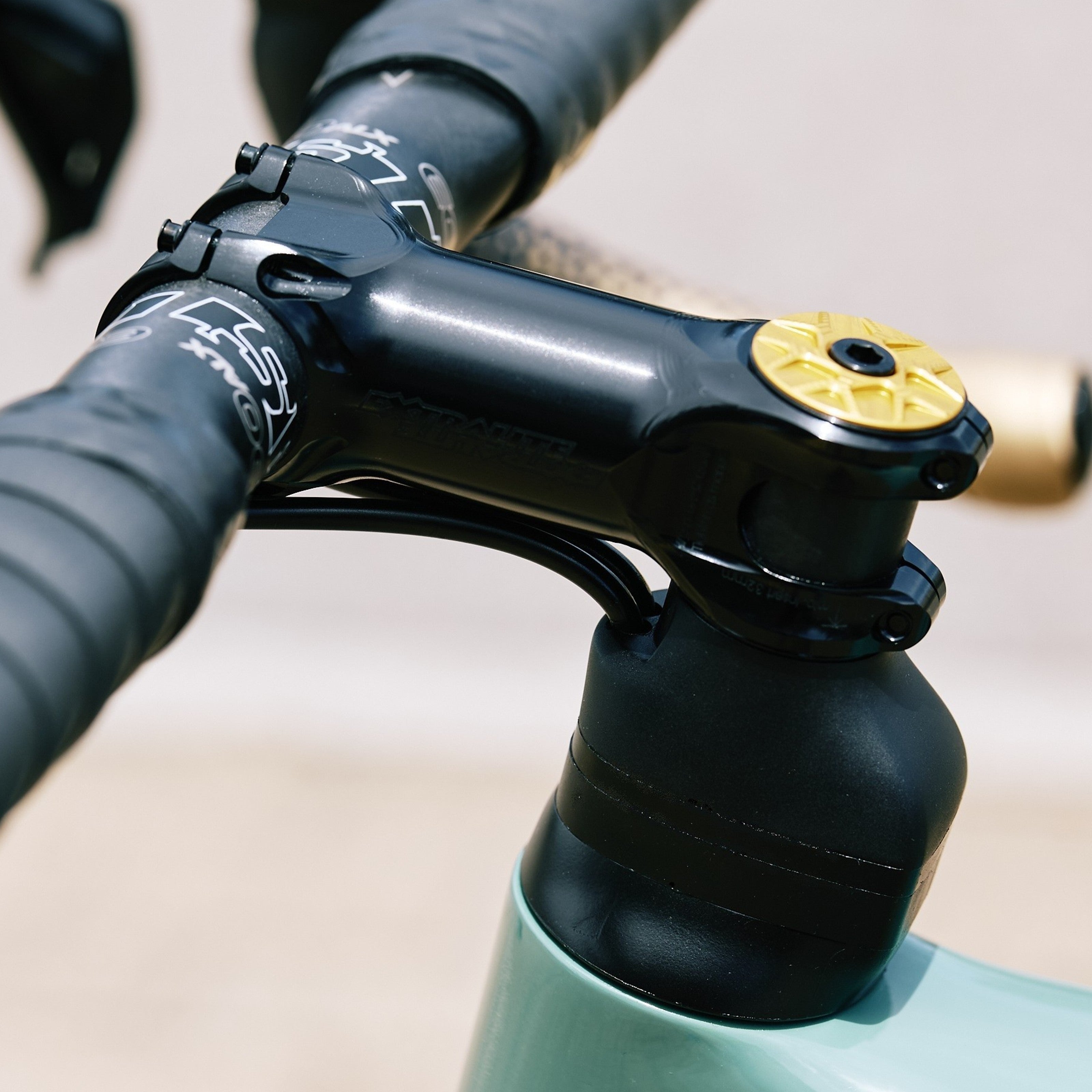 Extralite HyperStem ±6° installed on a carbon gravel bike with carbon handlebars