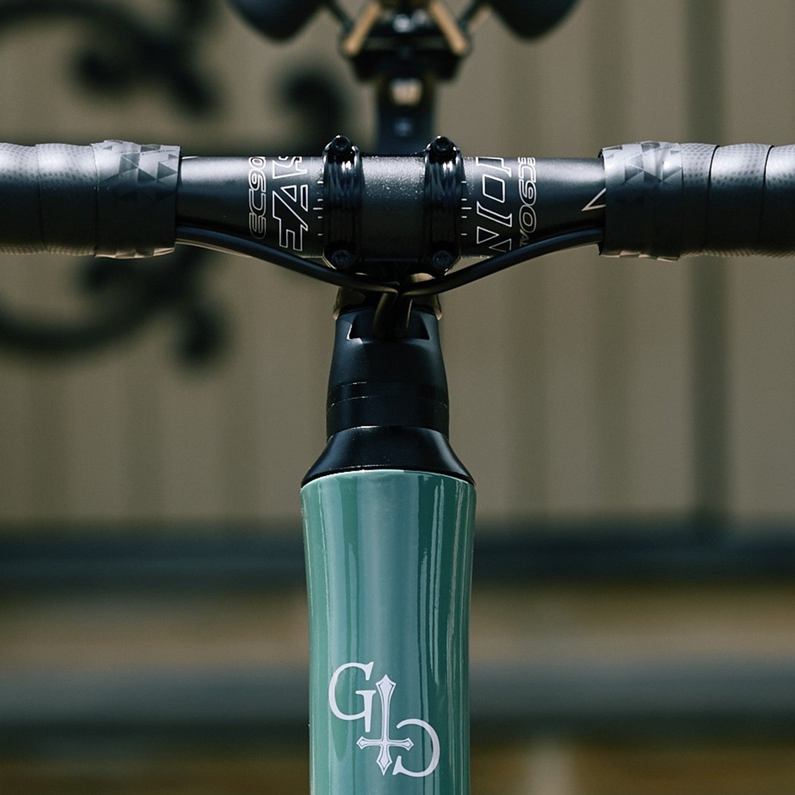 Front view of an Extralite HyperStem ±6° installed on a carbon gravel bike with carbon handlebars