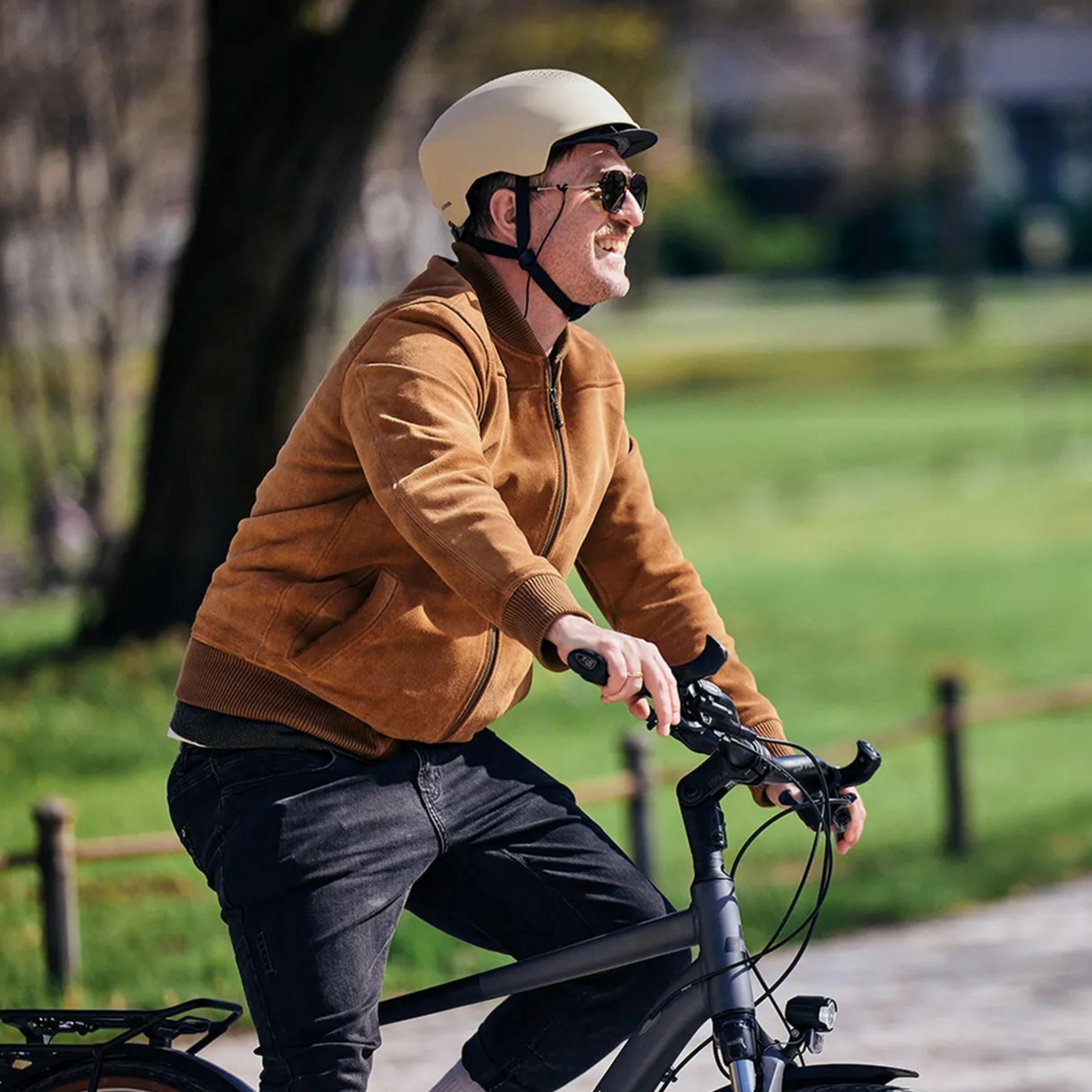 Happy cyclist riding with SQLab 410 Innerbarends installed, promoting comfort and aerodynamics